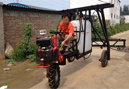 自走式噴桿噴霧機